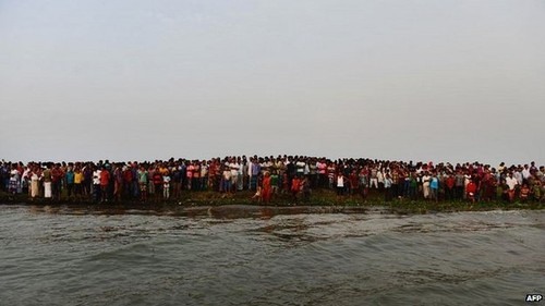 Bangladesh ferry capsizes on Meghna river near Dhaka - ảnh 1